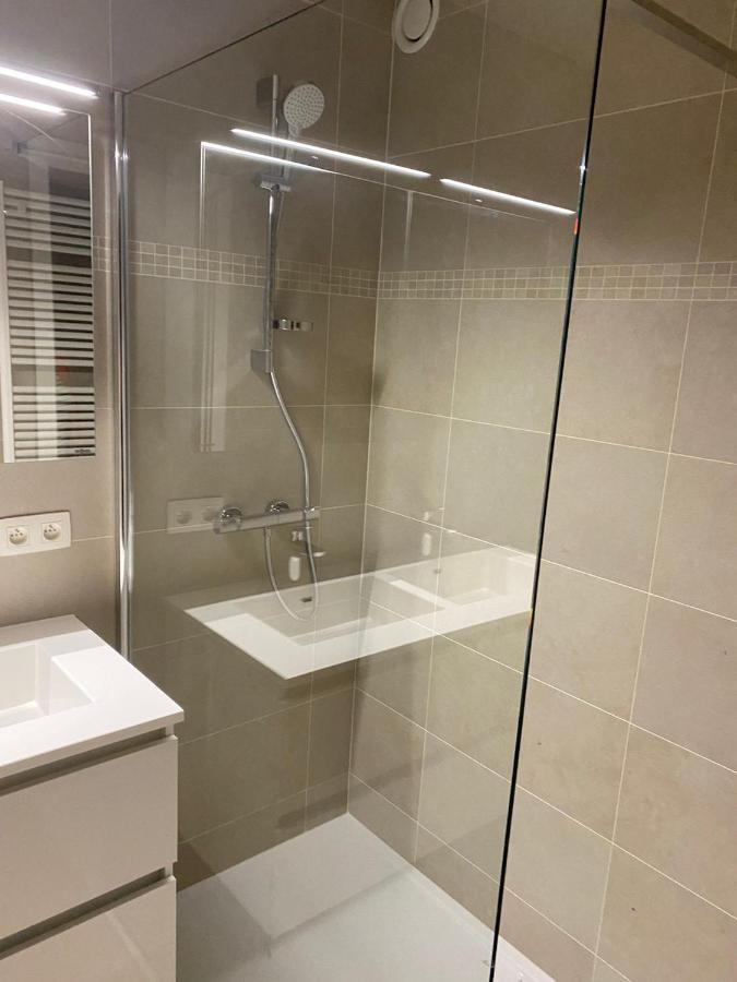 Lichtrijk 2-Slaapkamerappartement Met Zeezicht En Gratis Parking Ostend Luaran gambar