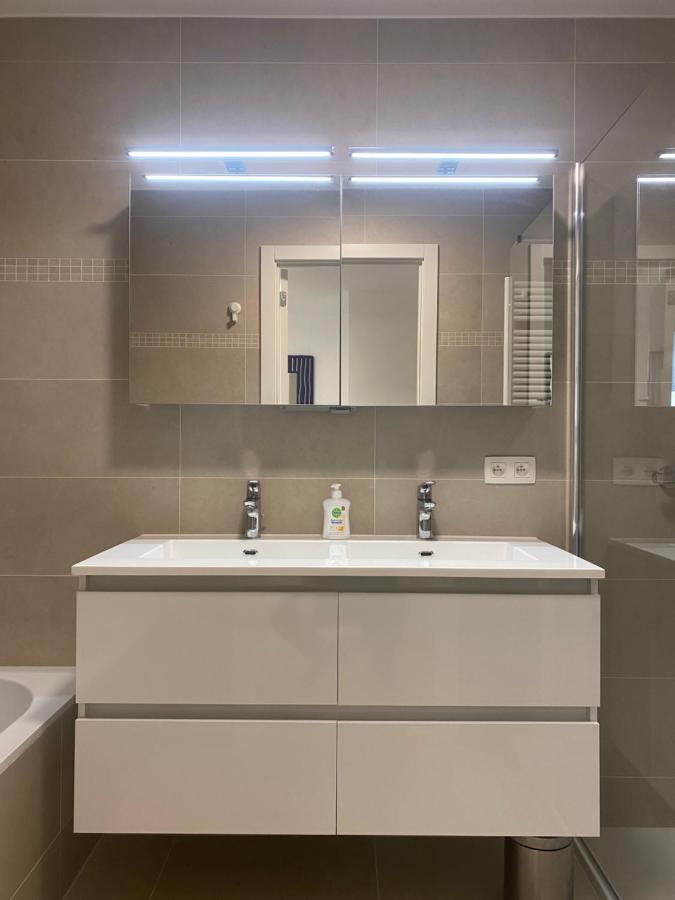 Lichtrijk 2-Slaapkamerappartement Met Zeezicht En Gratis Parking Ostend Luaran gambar